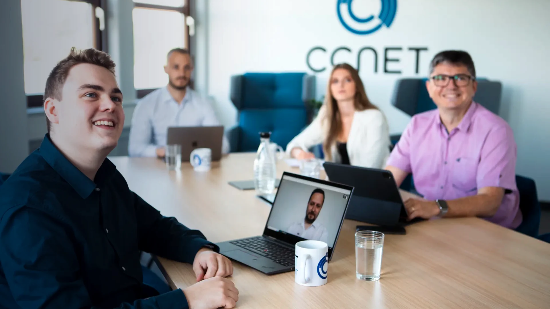 CCNet Team im Besprechungsraum beim Kundengespräch