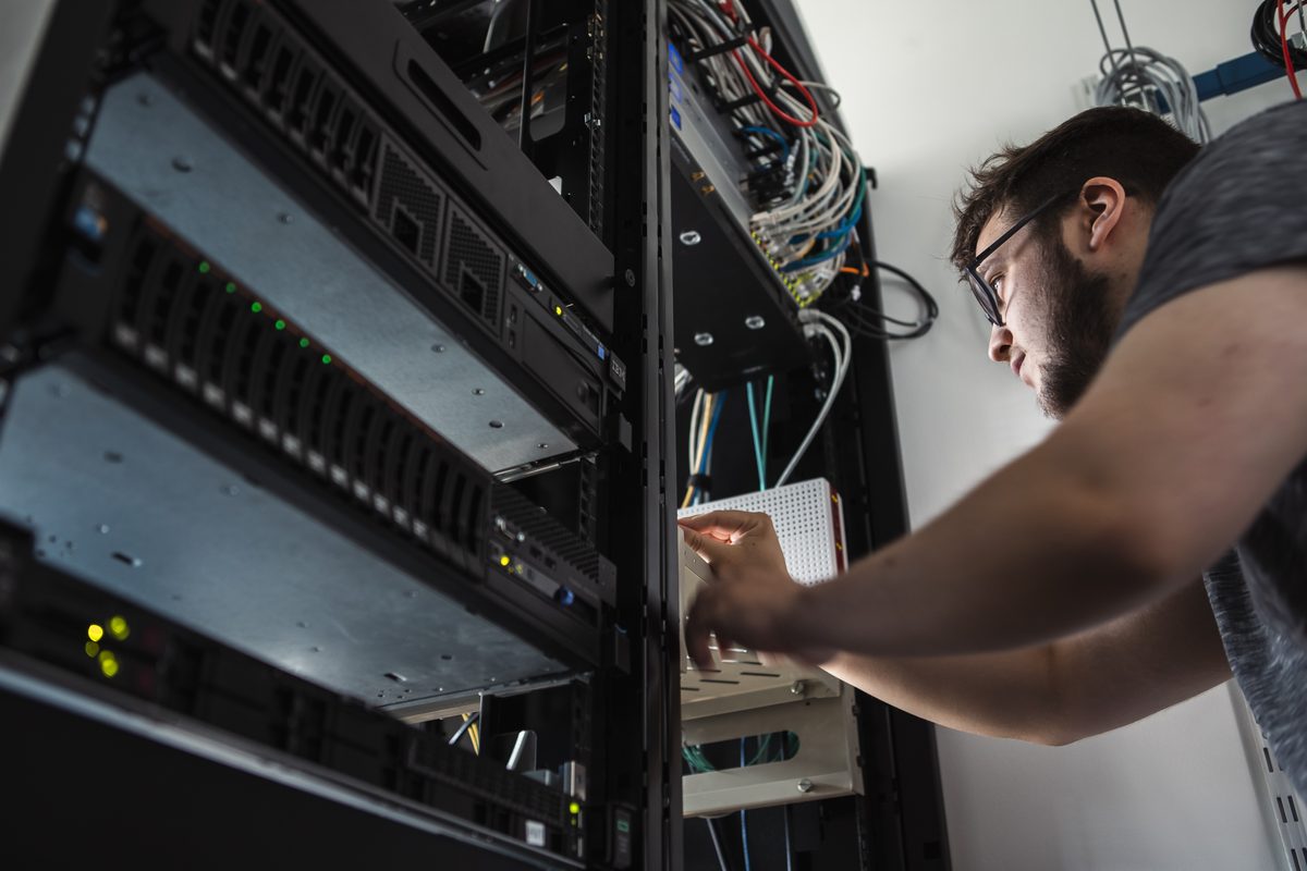 CCNet Techniker arbeitet an Server-Rack